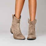 Stivaletti western slip-on Giulia Parma in camoscio color tortora con tacco a blocco e linguette laterali
